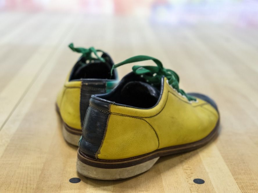 zapatos amarillos sobre suelo pulido